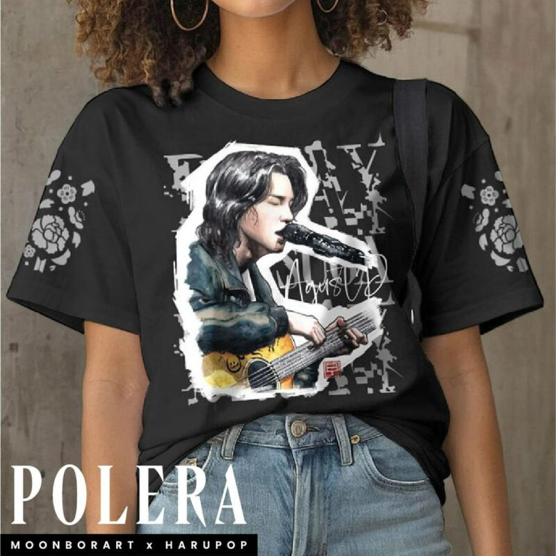 Modelo usando la Polera Agust D negra con ilustración de Suga y estampados en las mangas