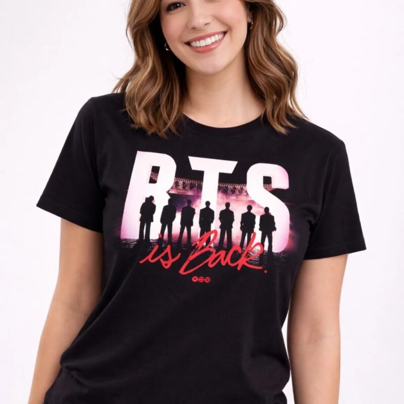Modelo usando la Polera BTS Is Back negra