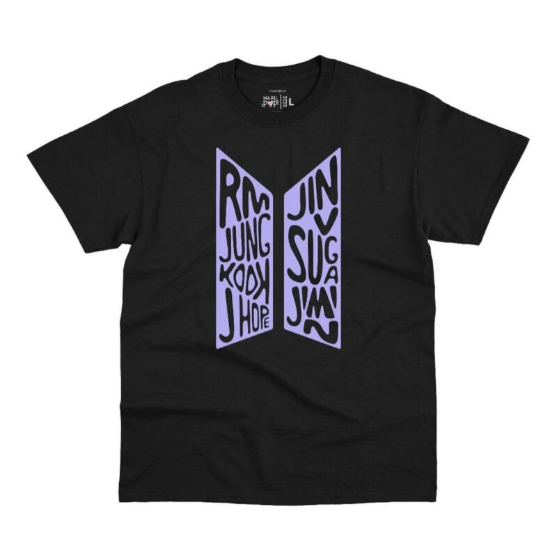 Polera BTS Members negra con el logo de BTS formado por los nombres de los integrantes