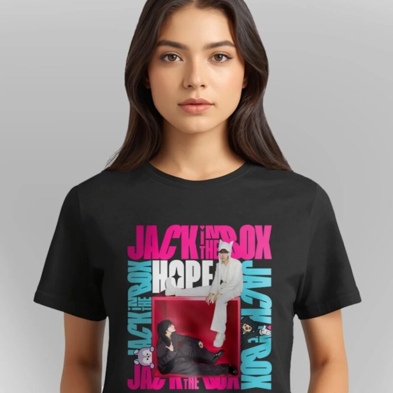 Modelo usando la Polera Jack in the Box negra
