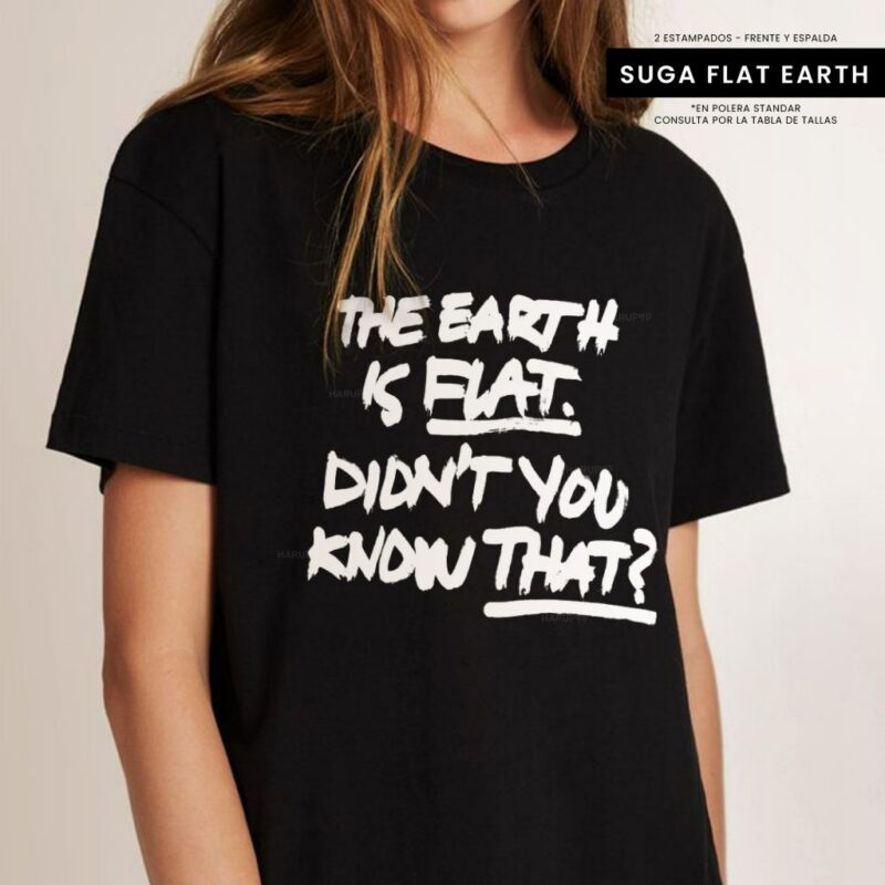 Polera Suga Flat Earth negra – frente con la frase The Earth is Flat